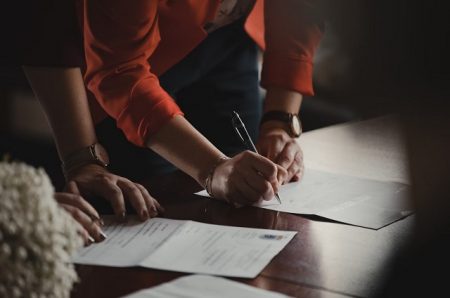 ¿Cómo llenar un contrato de arrendamiento con fiador?